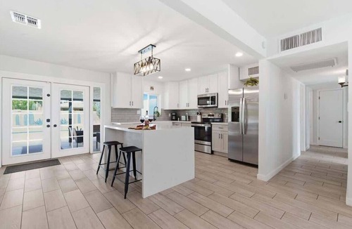 Cox Heights House | Sunrise-Sparkling Pool-BBQ Grill-Mins to Old Town