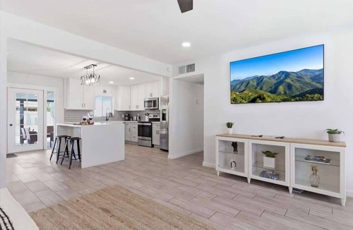 Cox Heights House | Sunrise-Sparkling Pool-BBQ Grill-Mins to Old Town