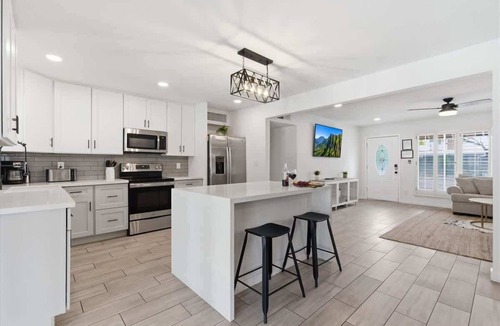 Cox Heights House | Sunrise-Sparkling Pool-BBQ Grill-Mins to Old Town