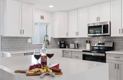 Cox Heights House | Sunrise-Sparkling Pool-BBQ Grill-Mins to Old Town