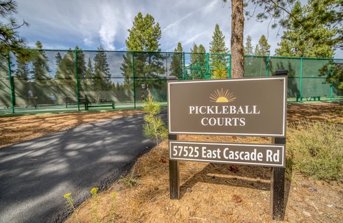 Sunriver House | Sunriver Beauty Has Space, Hot Tub, Bikes, SHARC Passes and More!