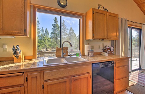 Sunriver Cottage | Sunriver Home w/Hot Tub & 8 Sharc Passes