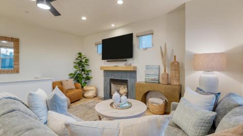 Grover Beach House | Sunset Serenity by AvantStay Rooftop w Hot Tub Fire Pit 3 Blocks to Beach