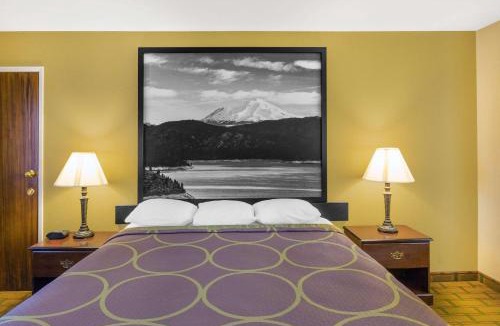 Corning Hotel | Super 8 by Wyndham Corning