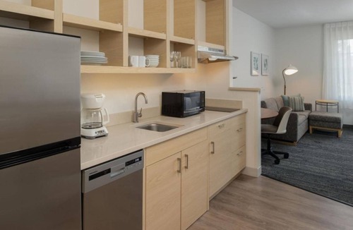 Downtown Hotel | Super Bowl Sunday at Town Place Campbell Queen Studio just 12 miles from Levi's!