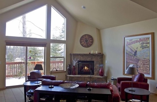 Truckee House | SUPER CLEAN Luxury home w/hot tub & steam shower. Walk to town & regional park!