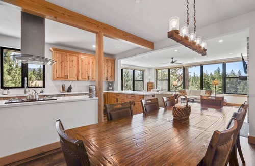 Tahoe Village Villa | Superb Ski Haus | Near Heavenly & Views | Sleeps 8