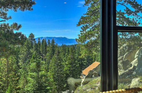 Tahoe Village Villa | Superb Ski Haus | Near Heavenly & Views | Sleeps 8