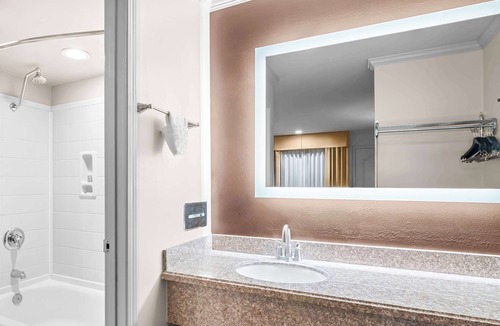 Lakeview Hotel | SureStay by Best Western Lakeview