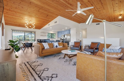 Oak Shores House | Surf Shack- Exclusive Lakefront 5bd w/Boat Slip