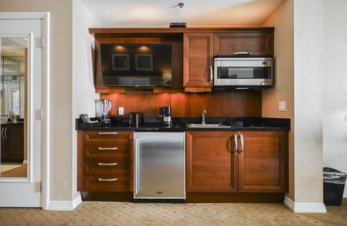 Las Vegas Apartment | SVS: Strip View Studio | Private Balcony | Pool & Gym | Signature at MGM