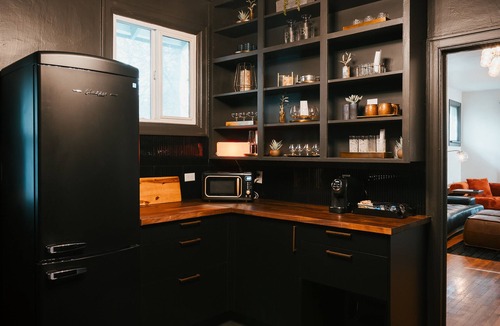 Moscow Apartment | Swanky Speakeasy Stay-Hot Tub + Firepit-Minutes to Downtown