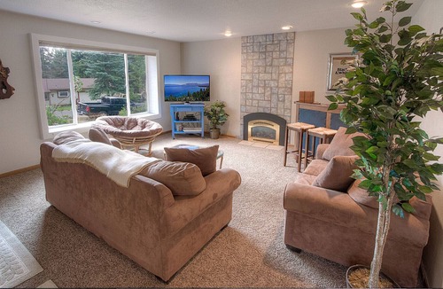 Upper Kingsbury House | Sweet Cabin w/BBQ, Fireplace, Large Deck, Pet Friendly, by Heavenly (NVH0861)