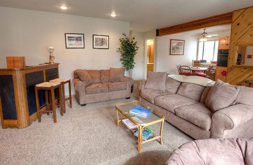 Upper Kingsbury House | Sweet Cabin w/BBQ, Fireplace, Large Deck, Pet Friendly, by Heavenly (NVH0861)