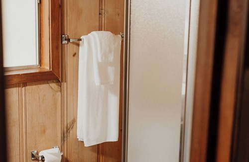 Coffee Creek Resort | Sweet Kokanee Cabin located on Coffee Creek in Trinity Alps