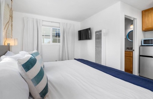 Eastside Santa Cruz Hotel | Swell House Santa Cruz - Studio Suite 9