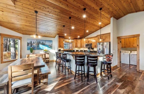 Tahoe Paradise House | Tahoe Adventure Cabin: Hot Tub, Games, Bunks