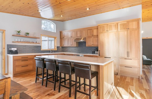 Truckee House | Tahoe Donner Luxury 4 BR House w/Hot Tub + Chef's Kitchen + Tesla Charger