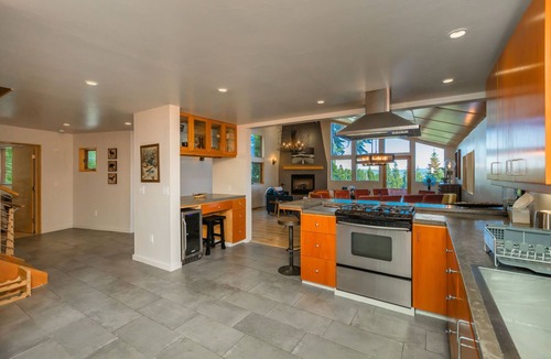 Truckee House | Tahoe Donner Luxury, Sleeps 14, Hot tub, 3100 sqft