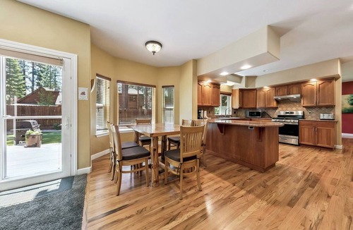 Montgomery Estates House | Tahoe Pines Family Home - Hot Tub, Shuffle Board, Putting Green