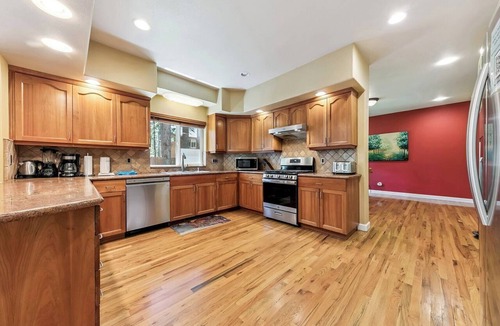 Montgomery Estates House | Tahoe Pines Family Home - Hot Tub, Shuffle Board, Putting Green