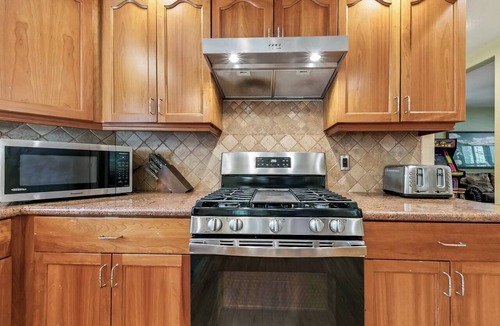 Montgomery Estates House | Tahoe Pines Family Home - Hot Tub, Shuffle Board, Putting Green