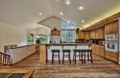 North Upper Truckee Cabin | Tahoe Pines Retreat: Hot Tub, Pool Table, Bunk Beds, Big Yard, Multiple Fireplaces