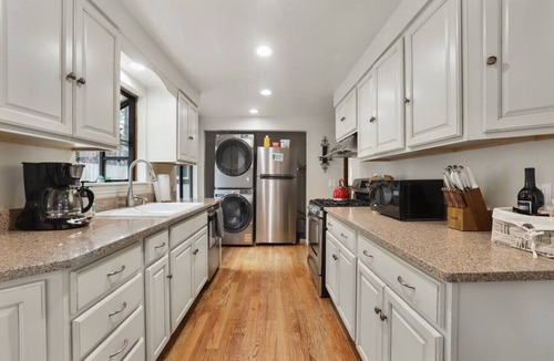 Black Bart House | Tahoe Retreat | Yard, BBQ & Hot Tub | Sleeps 6