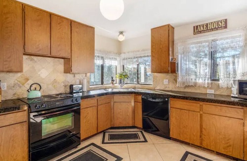 Tahoe Village House | ❤Tahoe Vacation Stay w/Lake Views/Next to Casinos❤