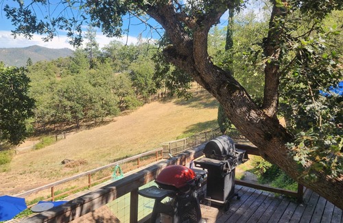 Talent Apartment | Talent West Hills 1bdr full kitchen pool deck views AC in foothills Adams Rd