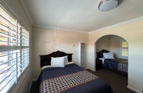 Strawberry Hotel | Tamalpais Motel
