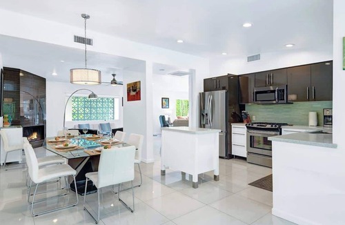 Sunrise Vista Chino House | Teal and Tangerine Retreat - Movie Colony East - 5 mins to downtown, perfect 3 bedroom, 3 bath, Pool, Spa & Casita