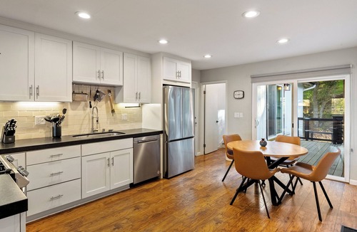 Templeton House | Templeton Creekside Cottage-Two en suites, wine fridge, pets ok!