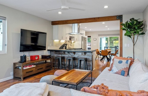 Templeton House | Templeton Creekside Cottage-Two en suites, wine fridge, pets ok!