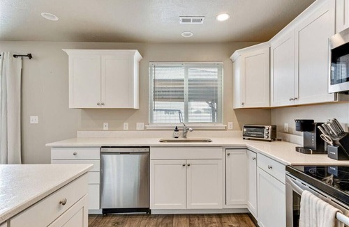 Springville House | Terrific 5-bedroom house in Springville with Mountain Views!