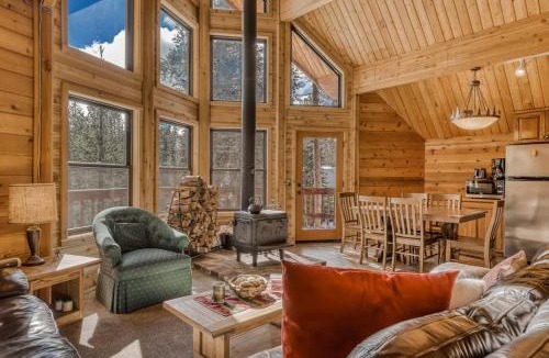Serene Lakes House | Terrific Mountain Escape with Wood-Burning Fireplace Easy Ski Access