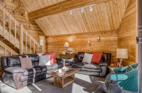 Serene Lakes House | Terrific Mountain Escape with Wood-Burning Fireplace Easy Ski Access