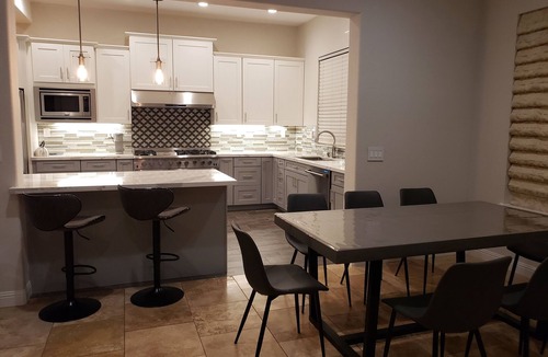 West Sacramento Villa | Tesla EV Charger heated Pool Hot Tub Spa Near Airport, UC Davis, Old Sac, DT