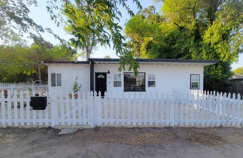 Paso Robles House | The 805 Bungalow- a 6 min. walk to Downtown restaurants, bars, & tasting rooms