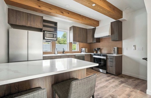 Kerns House | The Adelynn - 5BR Modern Luxury - Central Spot