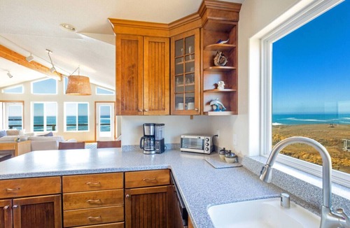 Shelter Cove House | The Amazing Blue Water Ocean House