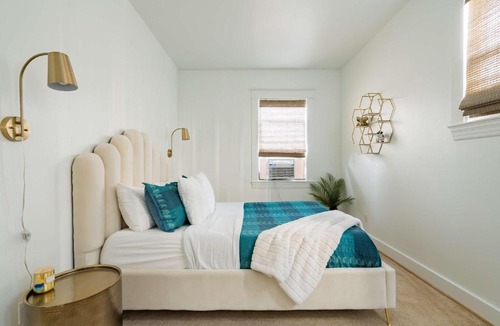 Mississippi District Apartment | The Art Deco Lounge - 95 WalkScore - Live Music