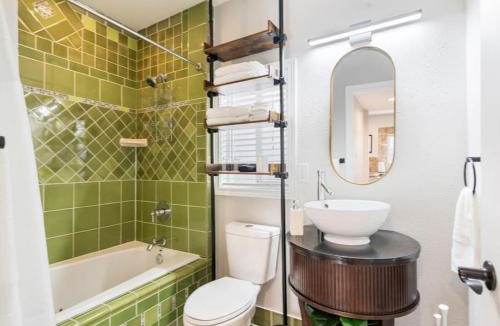 Mississippi District House | The Auric Door Inn on N Mississippi