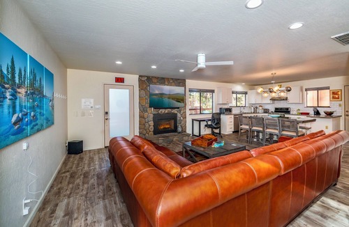 Lakeside Park House | The Azure Tahoe Cabin-Hot Tub-Pet Friendly 3 Bedrooms Walk to the Beach