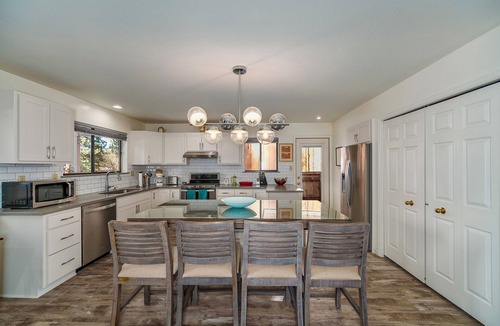 Lakeside Park House | The Azure Tahoe Cabin-Hot Tub-Pet Friendly 3 Bedrooms Walk to the Beach
