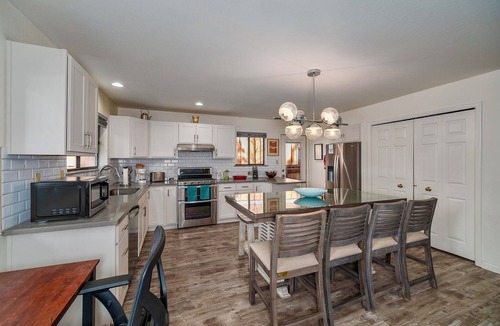 Lakeside Park House | The Azure Tahoe Cabin-Hot Tub-Pet Friendly 3 Bedrooms Walk to the Beach