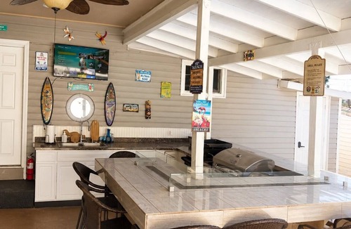 Grants Pass House | The Beacon Retreat Pool, Hot Tub, Outdoor Kitchen, Sleeps 9