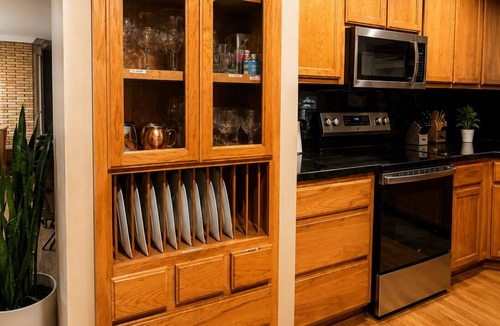 Grants Pass House | The Beacon Retreat Pool, Hot Tub, Outdoor Kitchen, Sleeps 9