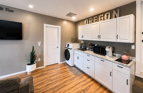 Grants Pass House | The Beacon Retreat Pool, Hot Tub, Outdoor Kitchen, Sleeps 9