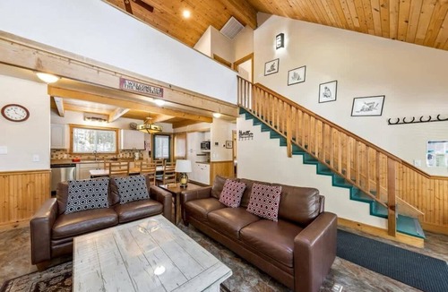 Montgomery Estates House | The Bear's Den: Hot Tub, Game Loft, NearHeavenly